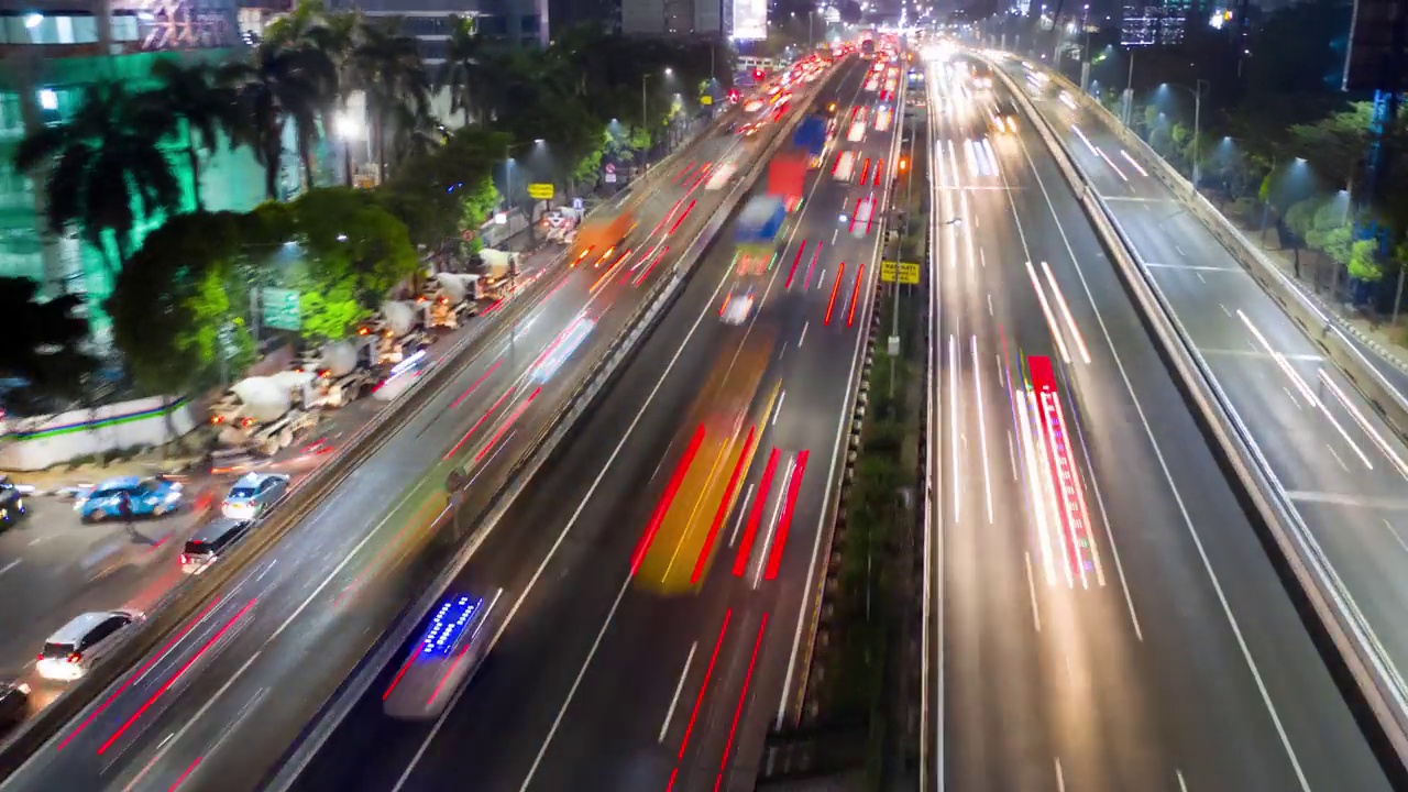 收费公路与夜间交通的空中超照视频素材