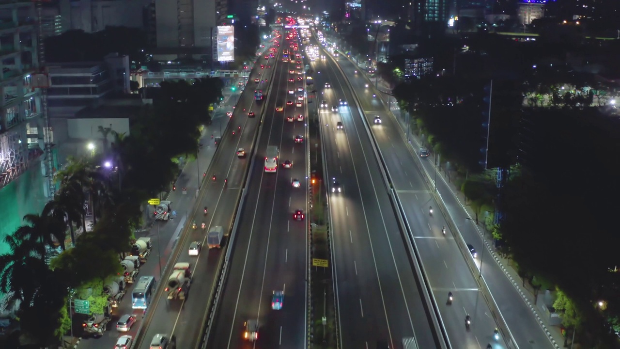 夜晚的雅加达收费公路上有轻轨视频素材