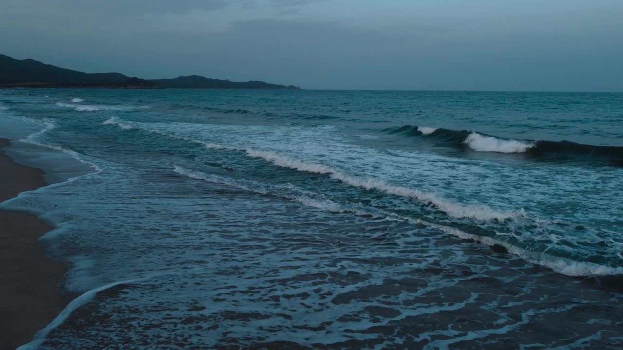 风景如画的撒丁岛，清澈的蓝色绿松石和平静的海水在意大利的天然沙滩海岸海湾与太阳和帆船。空中无人机在度假岛屿上的旅游度假目的地进行空中飞行。视频素材