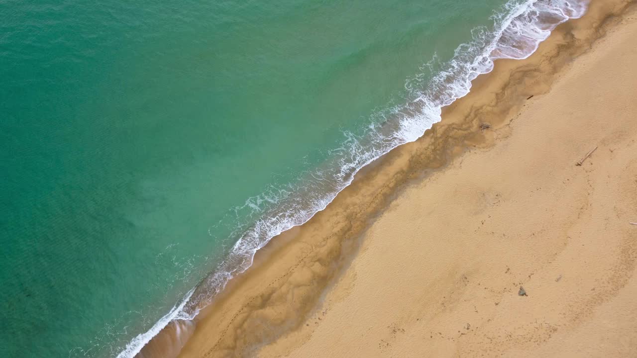 意大利撒丁岛风景优美的海滨岛屿。鸟瞰图无人机空中视图飞行的自然旅游度假海滨沙滩沙滩海湾与清澈的蓝色绿松石水卡利亚里。视频素材