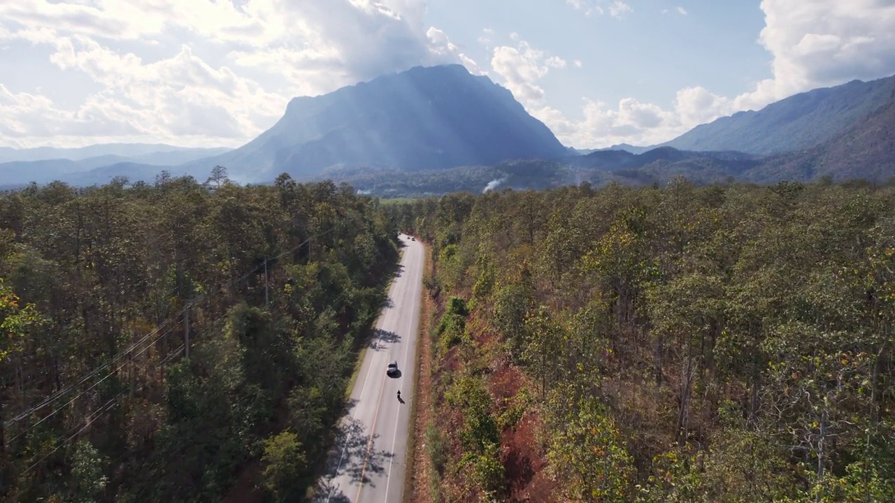 鸟瞰黄江道石灰岩山路间的秋日森林视频素材