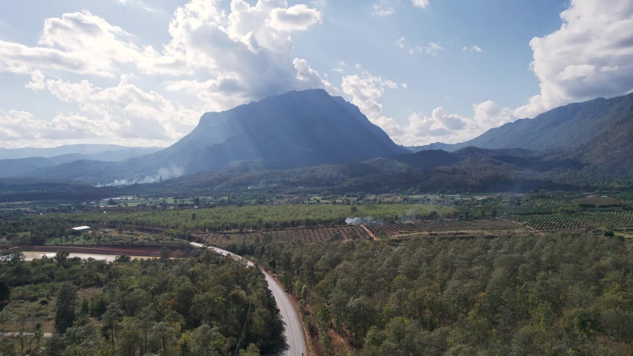 鸟瞰黄江道石灰岩山路间的秋日森林视频素材