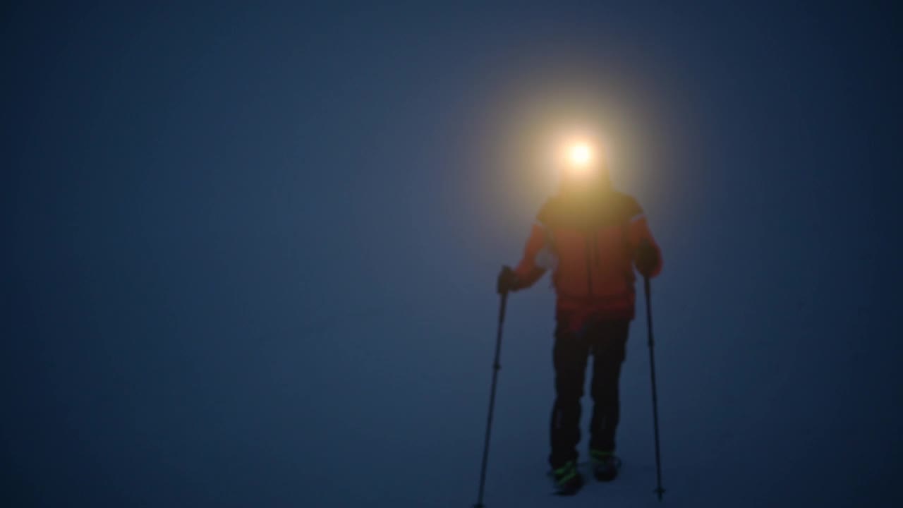 在冬天的雾夜登山。视频素材