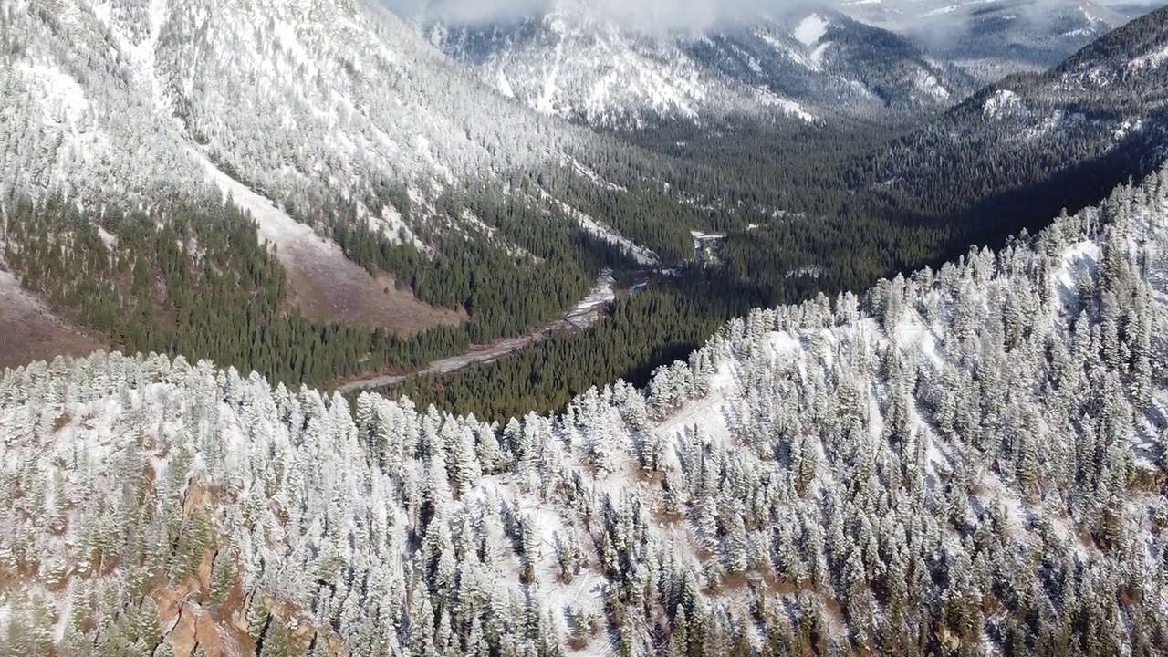 美国蒙大拿州莱克湖和赫布根湖附近，积雪覆盖的山脉。冬天的场景。视频素材