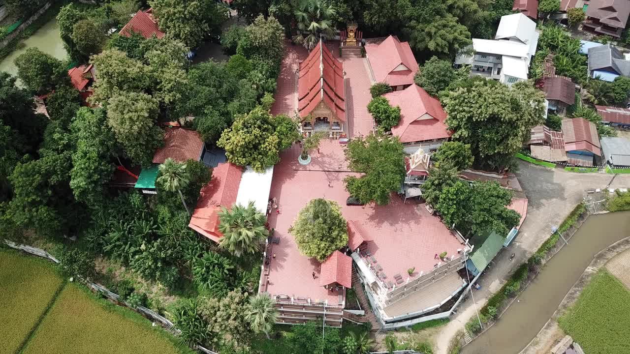 鸟瞰图的普吉寺，一个受欢迎的寺庙位于普安区，泰国南省从无人机视图。视频素材