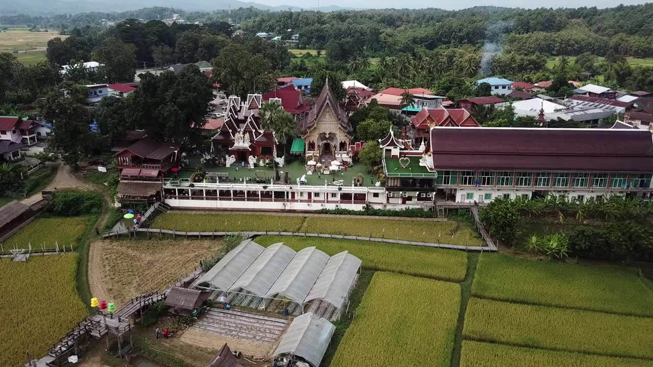 鸟瞰图，位于泰国南省塔王法区的一座受欢迎的寺庙。视频素材