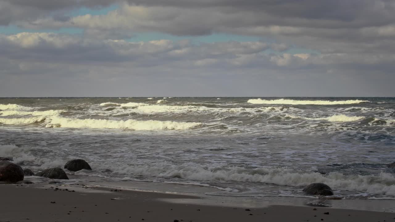 阳光下的海浪。视频素材