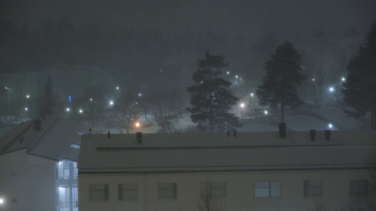 在暴风雪期间的城市景象视频素材