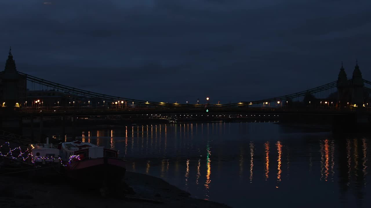 哈默史密斯大桥上的黎明时光视频下载