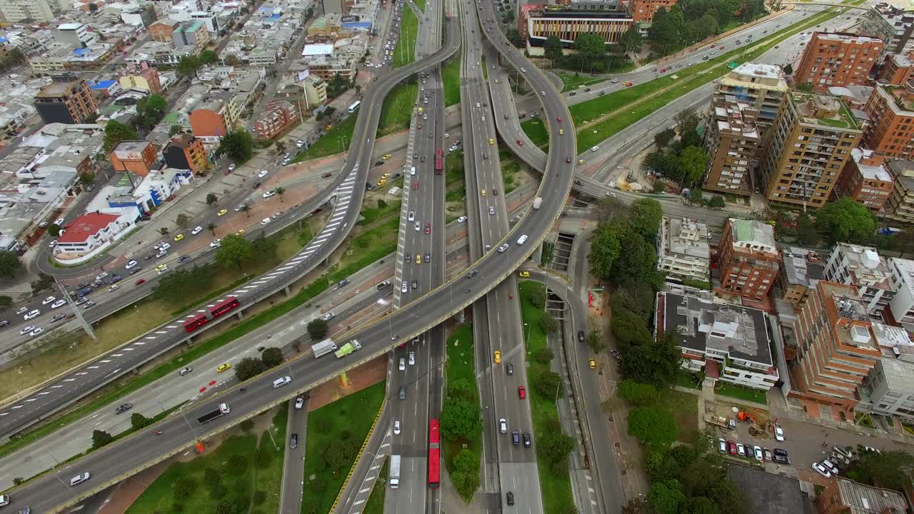 南美洲哥伦比亚首都和最大城市波哥大主要十字路口的交通鸟瞰图视频素材