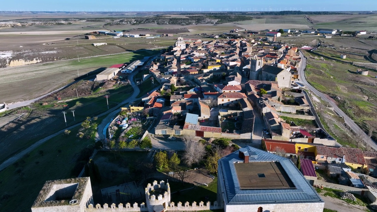 从无人机鸟瞰Montealegre de Campos镇周围的景象。Tierra de Campos, Valladolid, Castilla y Leon，西班牙，欧洲视频素材