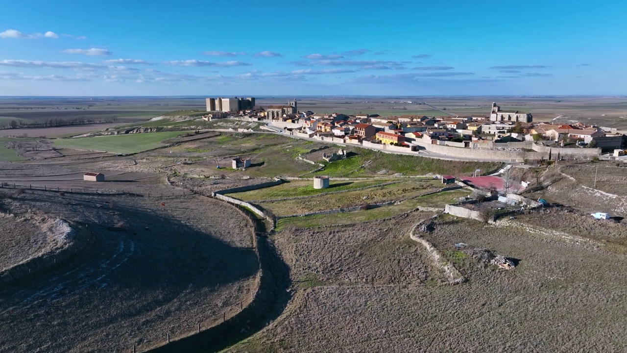 从无人机鸟瞰Montealegre de Campos镇周围的景象。Tierra de Campos, Valladolid, Castilla y Leon，西班牙，欧洲视频素材