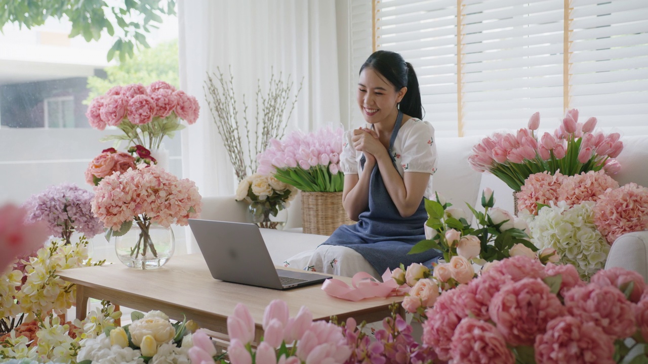 亚洲女商人喜出望外地从银行获得中小企业贷款。视频素材