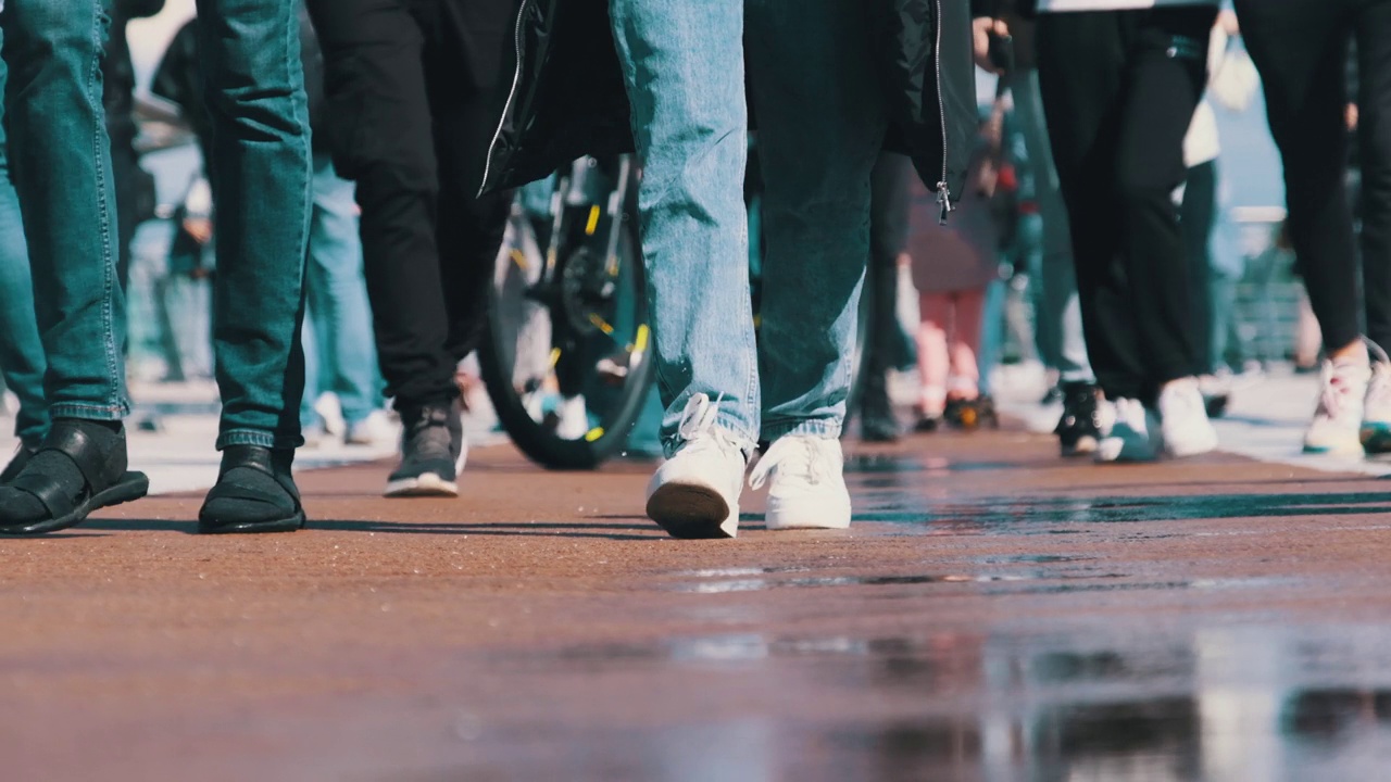 街上人群的腿，人们的脚特写，慢动作视频素材