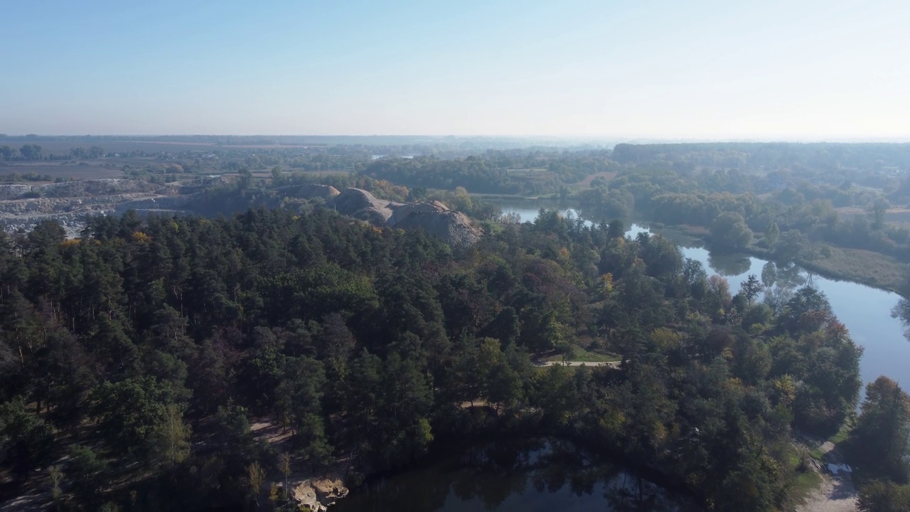 河和小湖在森林岸边，鸟瞰图视频素材