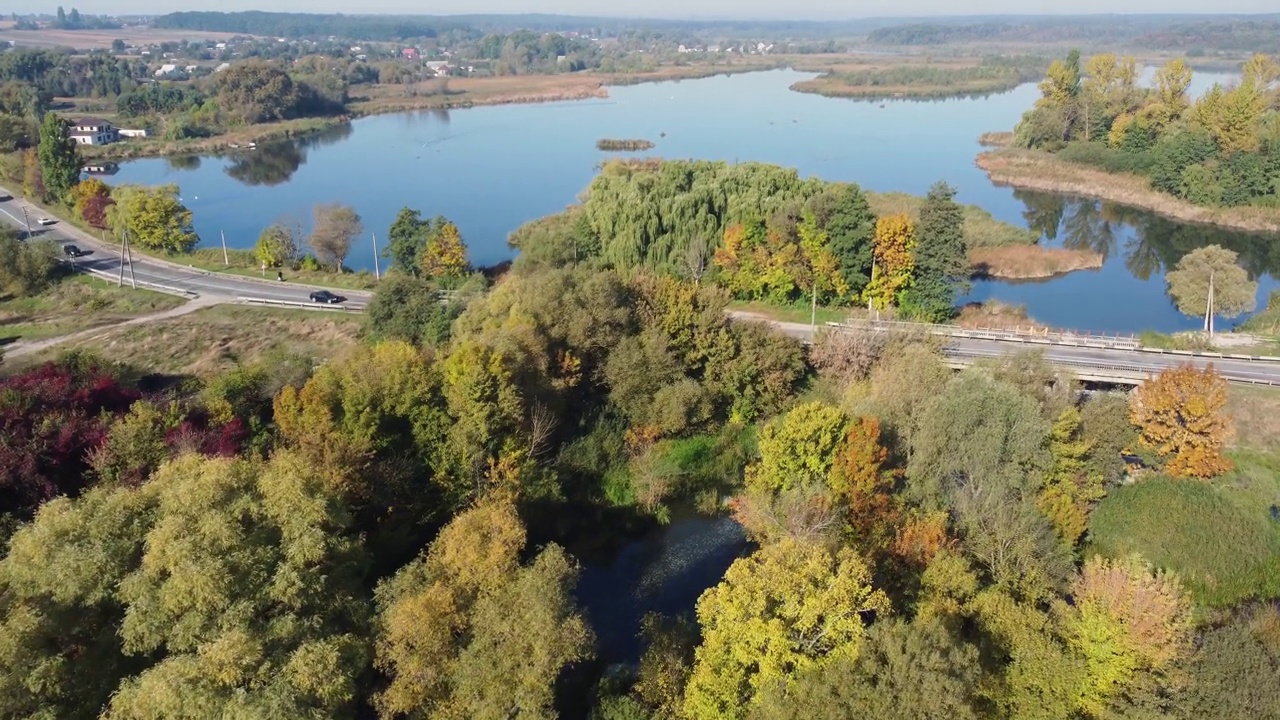河流树木繁茂，大坝道路和水库鸟瞰图视频素材