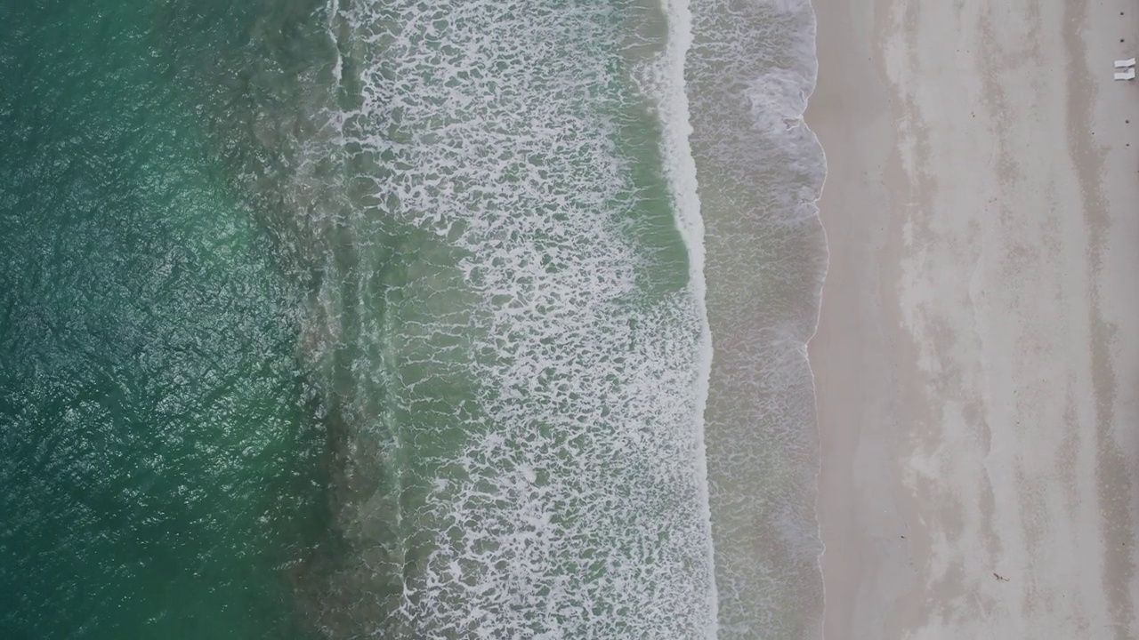 海浪拍打着海滩视频素材