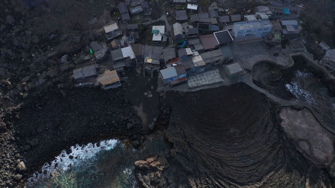 天空向下倾斜，在火山村庄Pozo de Las Calcosas上空升起视频素材