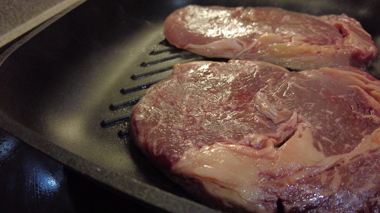 用煎锅烤牛肉视频素材