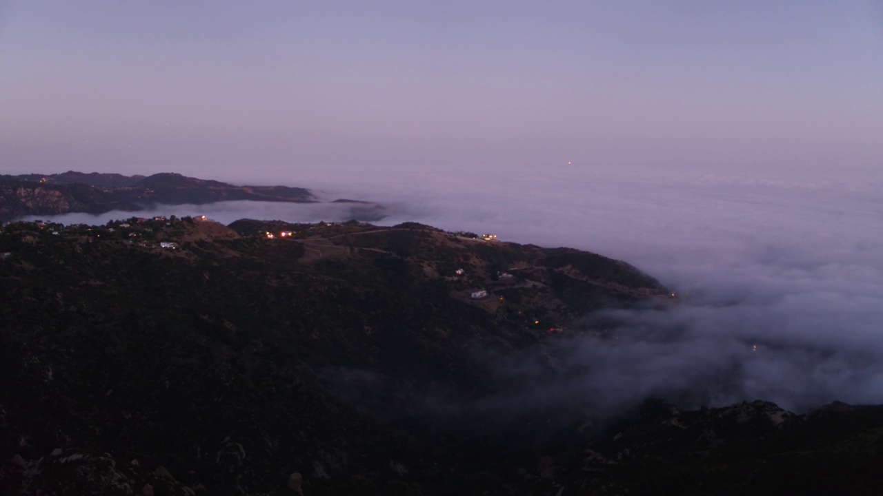 在加利福尼亚，马里布，日落时天空中宁静的云的空中风景镜头视频素材