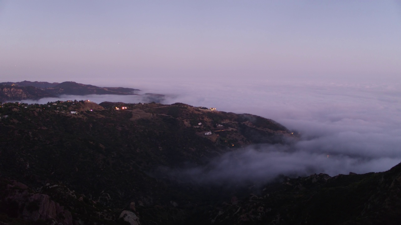 空中美丽的景象戏剧性的云在黄昏，无人机飞行在山上-马里布，加利福尼亚视频素材