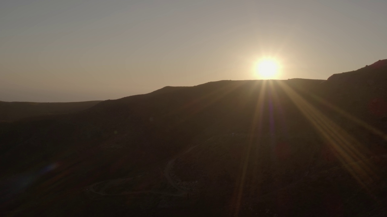 空中向后拍摄的阳光落在山顶日落-马里布，加利福尼亚视频素材