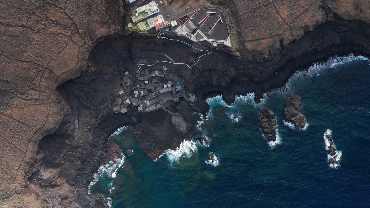 空中平坦滑块在火山海岸和小村庄，耶罗视频素材