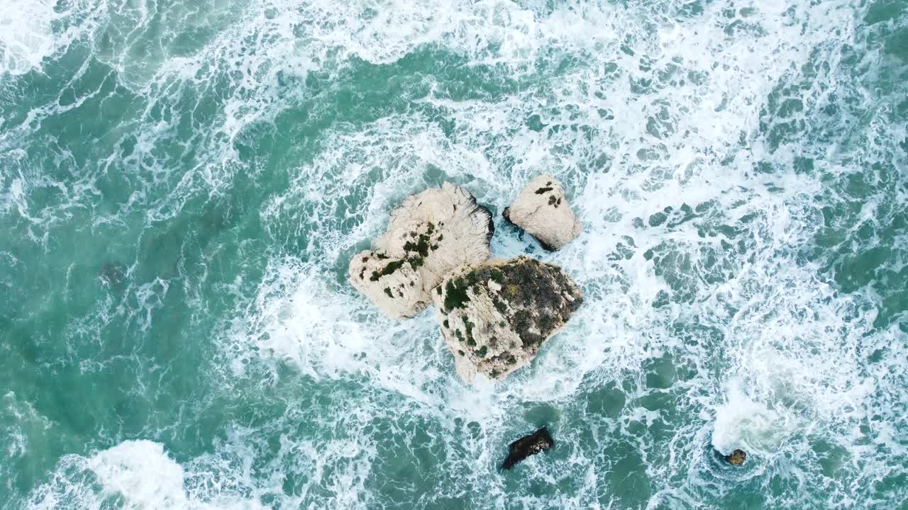 海浪撞击岩石，海水风暴和巨浪，空中景观视频素材