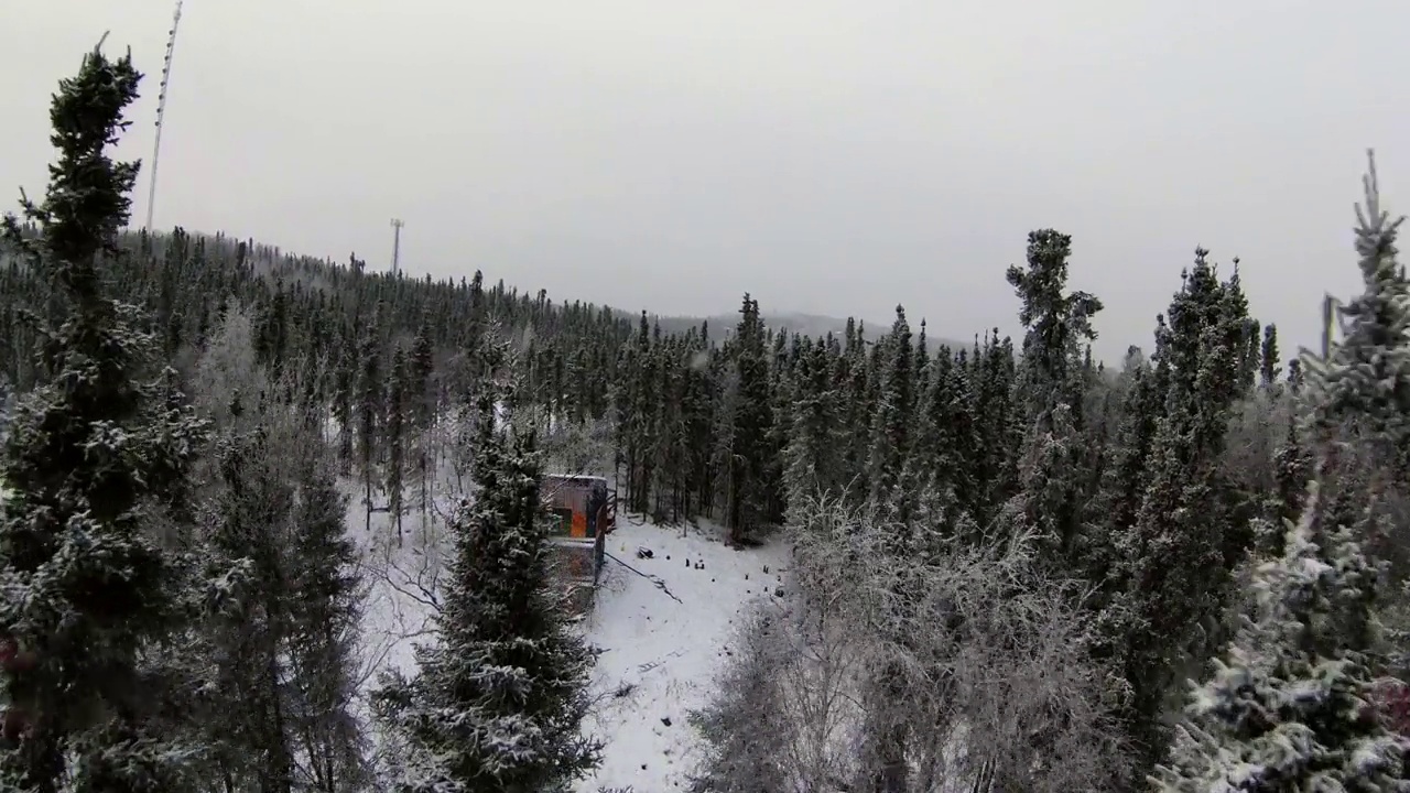 空中前进美丽的观点，森林小屋在山上降雪-费尔班克斯，阿拉斯加视频素材