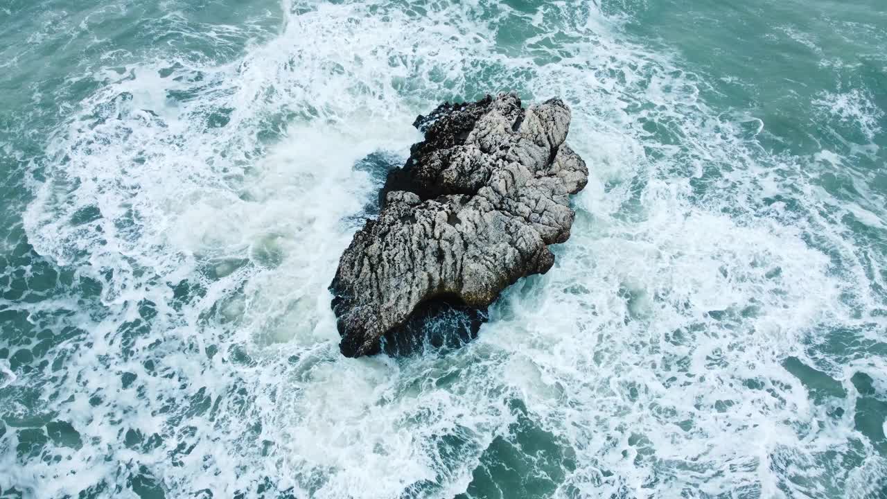 海浪撞击岩石，海水风暴和巨浪，空中景观视频素材