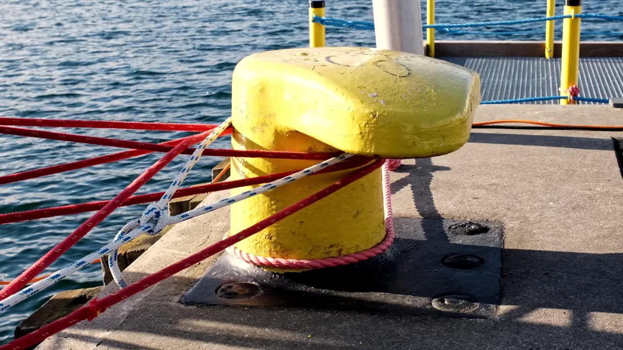 游艇系泊缆绳固定在港口港口船坞金属桩安装在混凝土码头码头码头视频素材