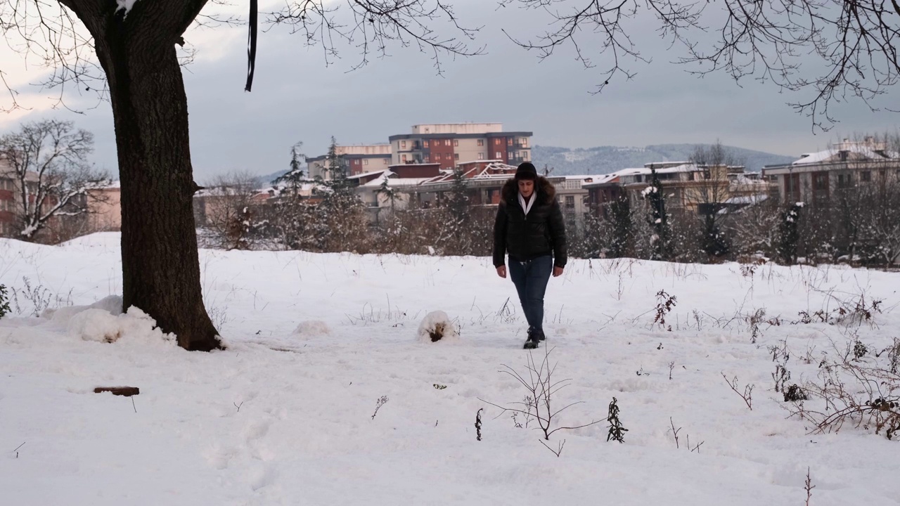 人走雪视频素材