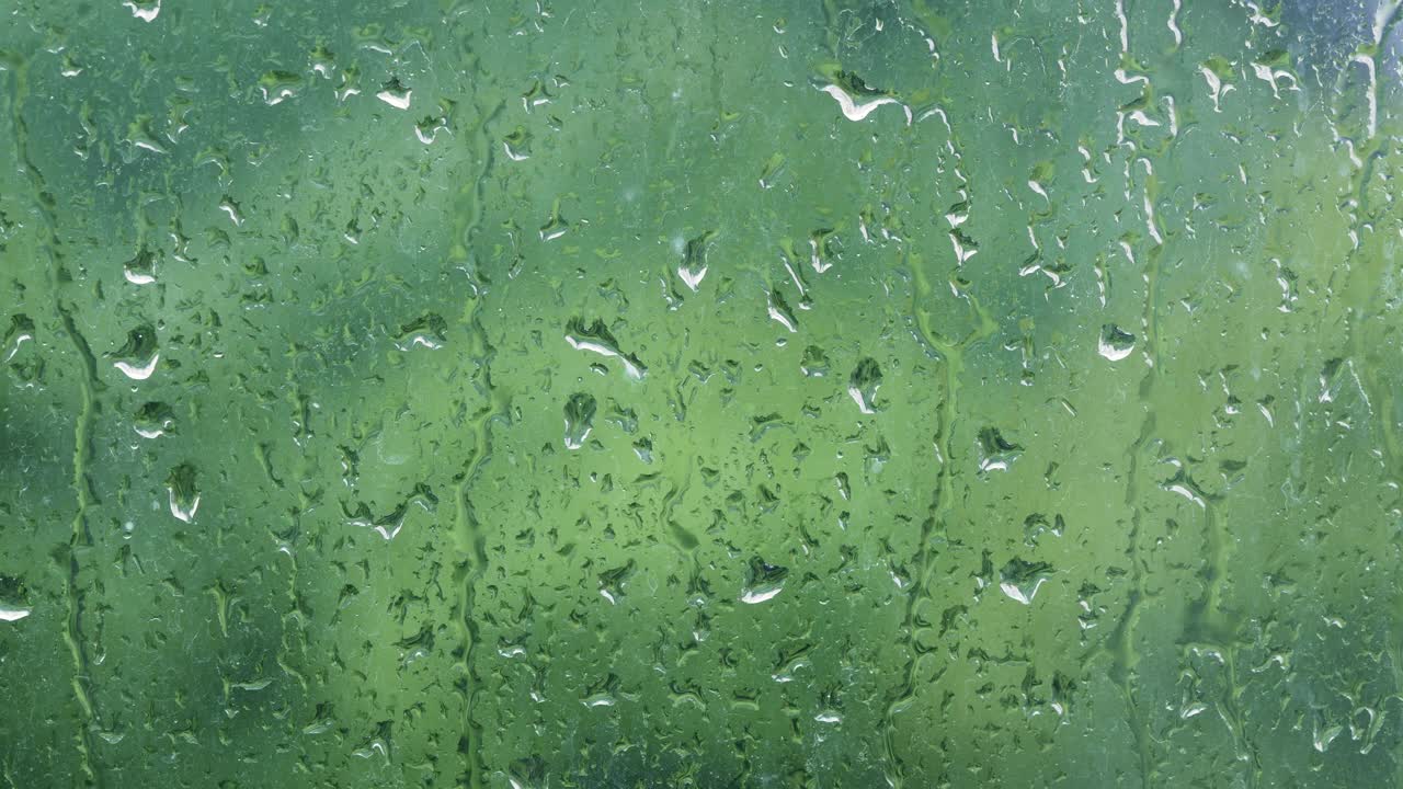 时间流逝，雨点落在窗户上。选择性聚焦窗口视频下载