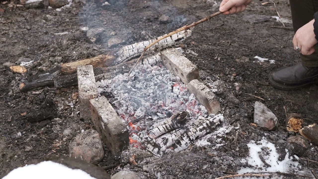 人类调节热煤在自然界中炸肉视频素材