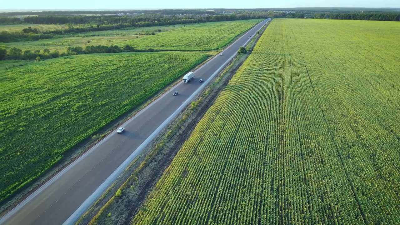 汽车在乡村的高速公路上行驶视频素材