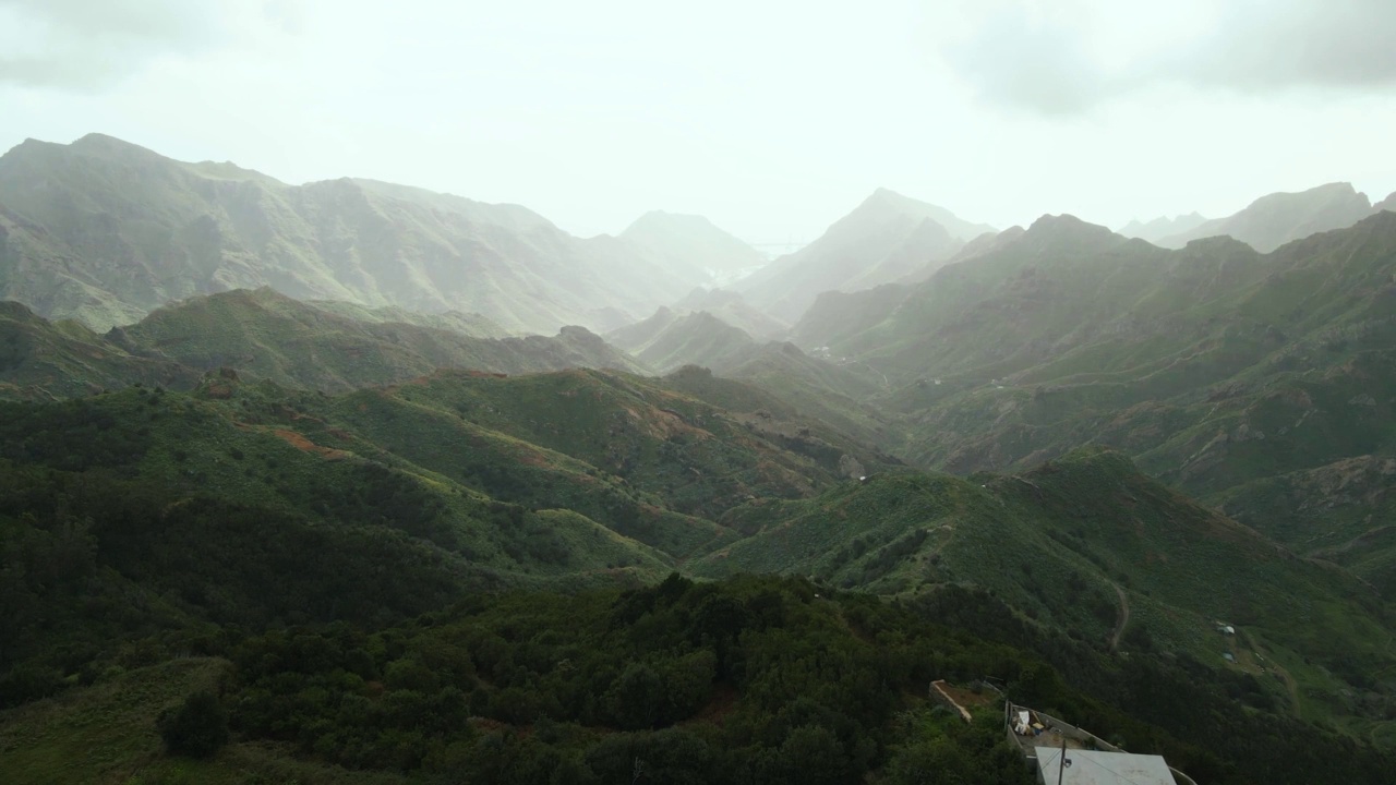 西班牙火山岛特内里费岛北部海洋上令人难以置信的山景。从无人机鸟瞰加那利群岛山脉视频素材