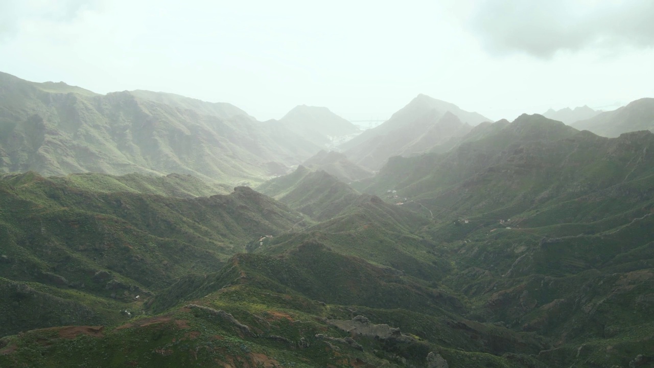 西班牙火山岛特内里费岛北部海洋上令人难以置信的山景。从无人机鸟瞰加那利群岛山脉视频素材