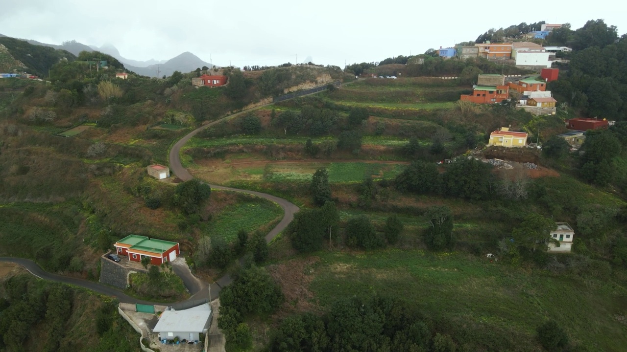 西班牙火山岛特内里费岛北部海洋上令人难以置信的山景。从无人机鸟瞰加那利群岛山脉视频素材