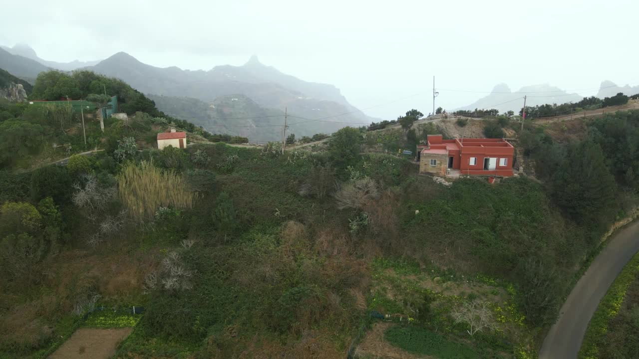 西班牙火山岛特内里费岛北部海洋上令人难以置信的山景。从无人机鸟瞰加那利群岛山脉视频素材