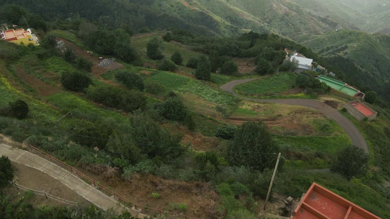 西班牙火山岛特内里费岛北部海洋上令人难以置信的山景。从无人机鸟瞰加那利群岛山脉视频素材