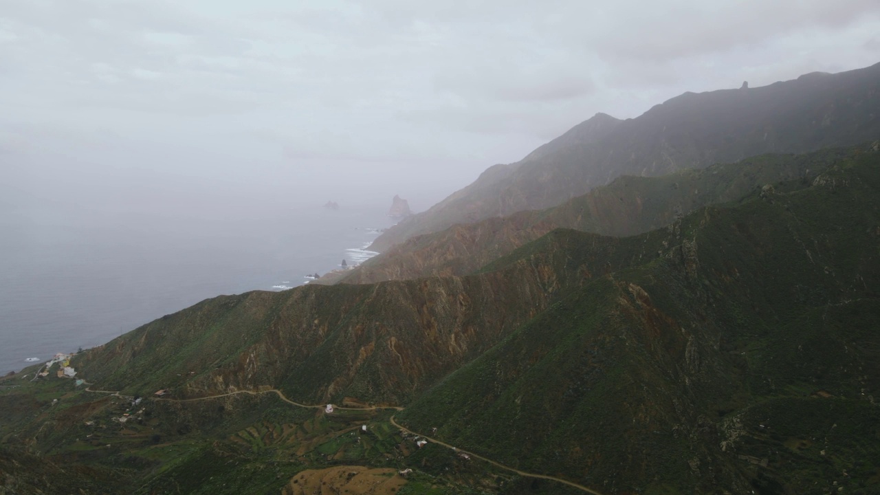 西班牙火山岛特内里费岛北部海洋上令人难以置信的山景。从无人机鸟瞰加那利群岛山脉视频素材