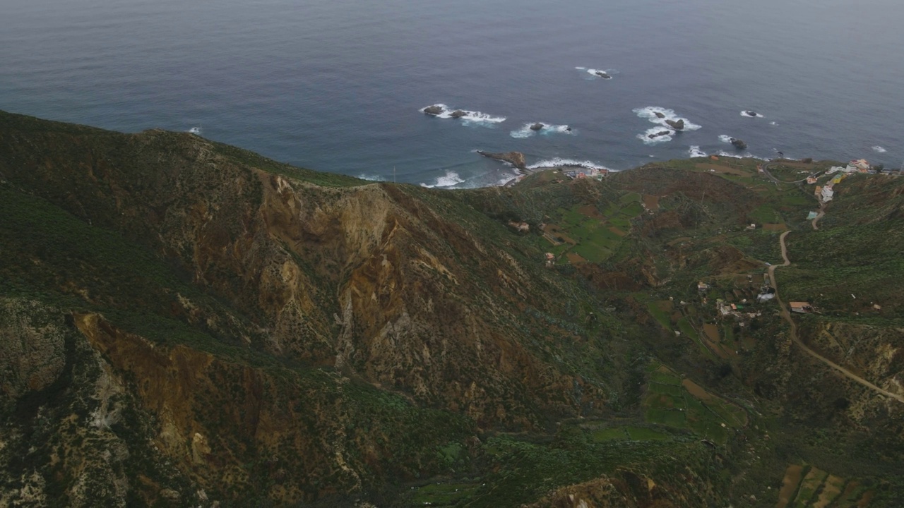 西班牙火山岛特内里费岛北部海洋上令人难以置信的山景。从无人机鸟瞰加那利群岛山脉视频素材