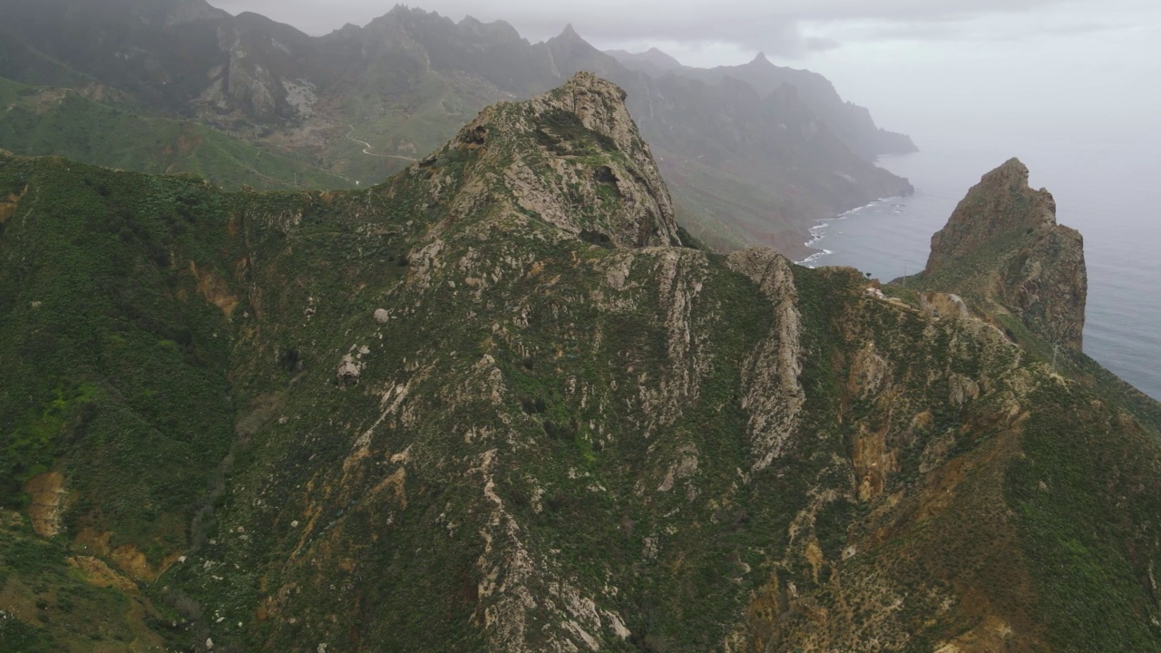 西班牙火山岛特内里费岛北部海洋上令人难以置信的山景。从无人机鸟瞰加那利群岛山脉视频素材