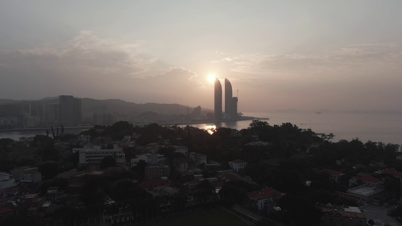 海滨城市的日出视频素材