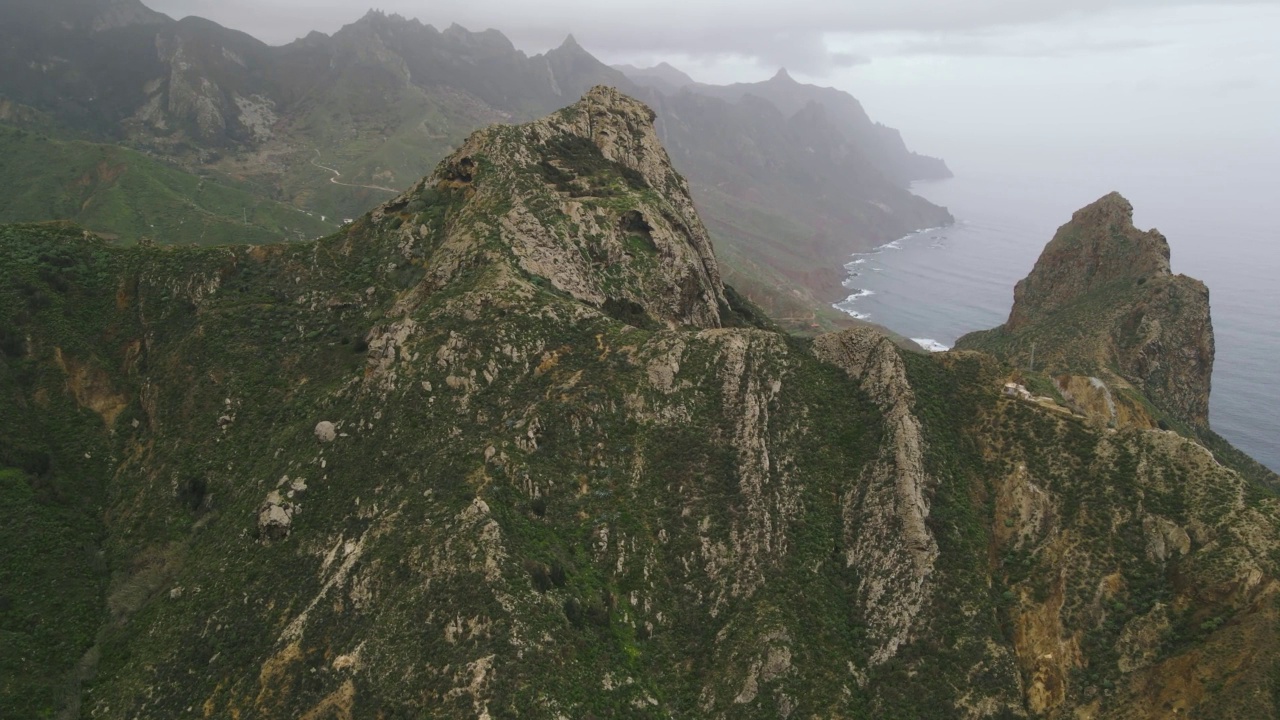 西班牙火山岛特内里费岛北部海洋上令人难以置信的山景。从无人机鸟瞰加那利群岛山脉视频素材