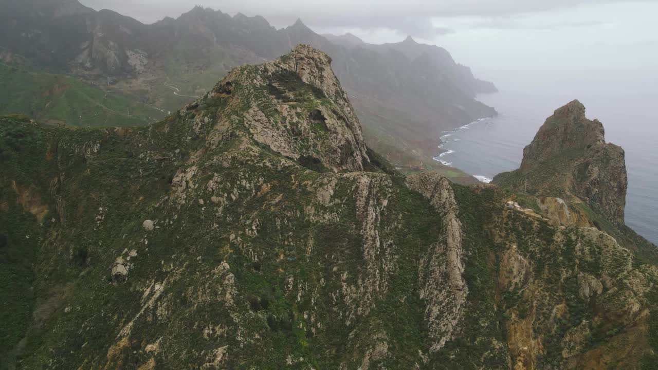 西班牙火山岛特内里费岛北部海洋上令人难以置信的山景。从无人机鸟瞰加那利群岛山脉视频素材