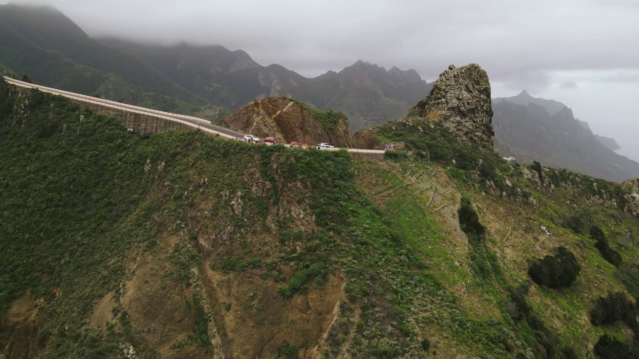 西班牙火山岛特内里费岛北部海洋上令人难以置信的山景。从无人机鸟瞰加那利群岛山脉视频素材