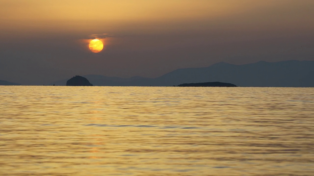 Turgutreis海滨小镇和壮观的日落。博德鲁姆,土耳其。视频素材