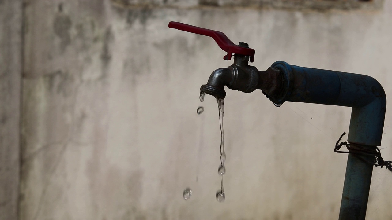 水慢慢地从旧水龙头里流出来视频素材