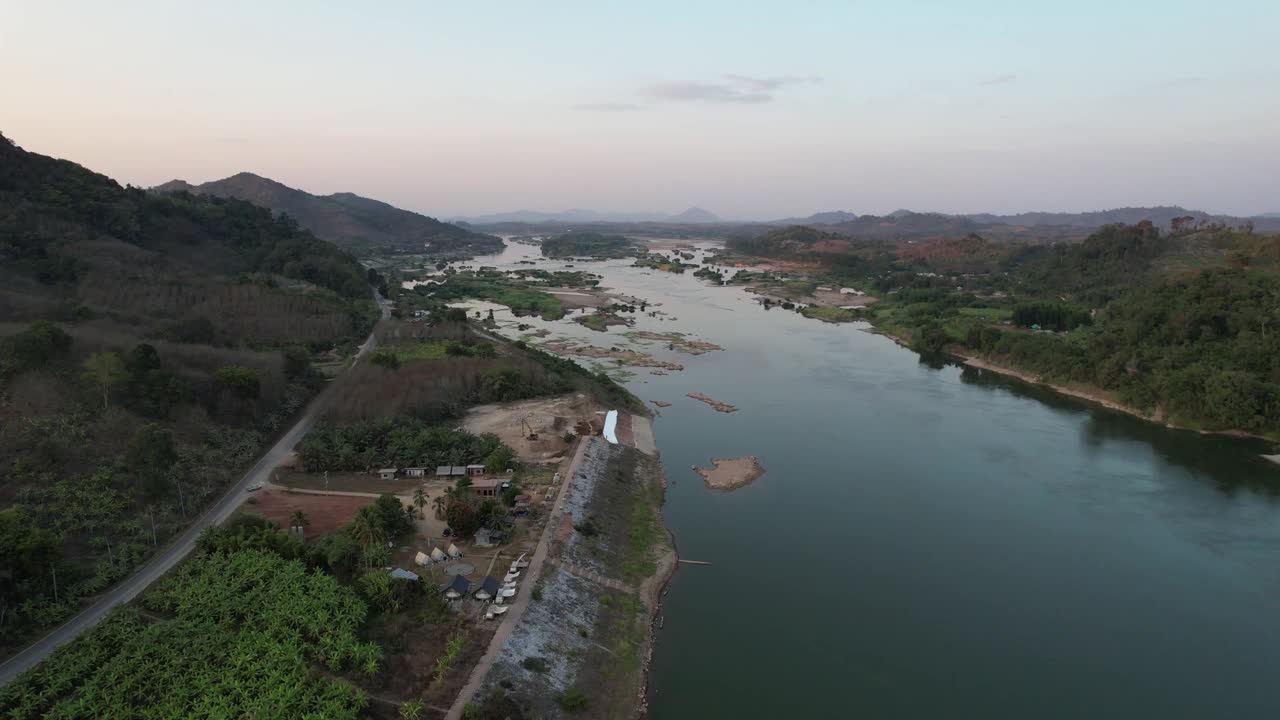 用无人机鸟瞰湄公河沿岸的乡村城市视频素材